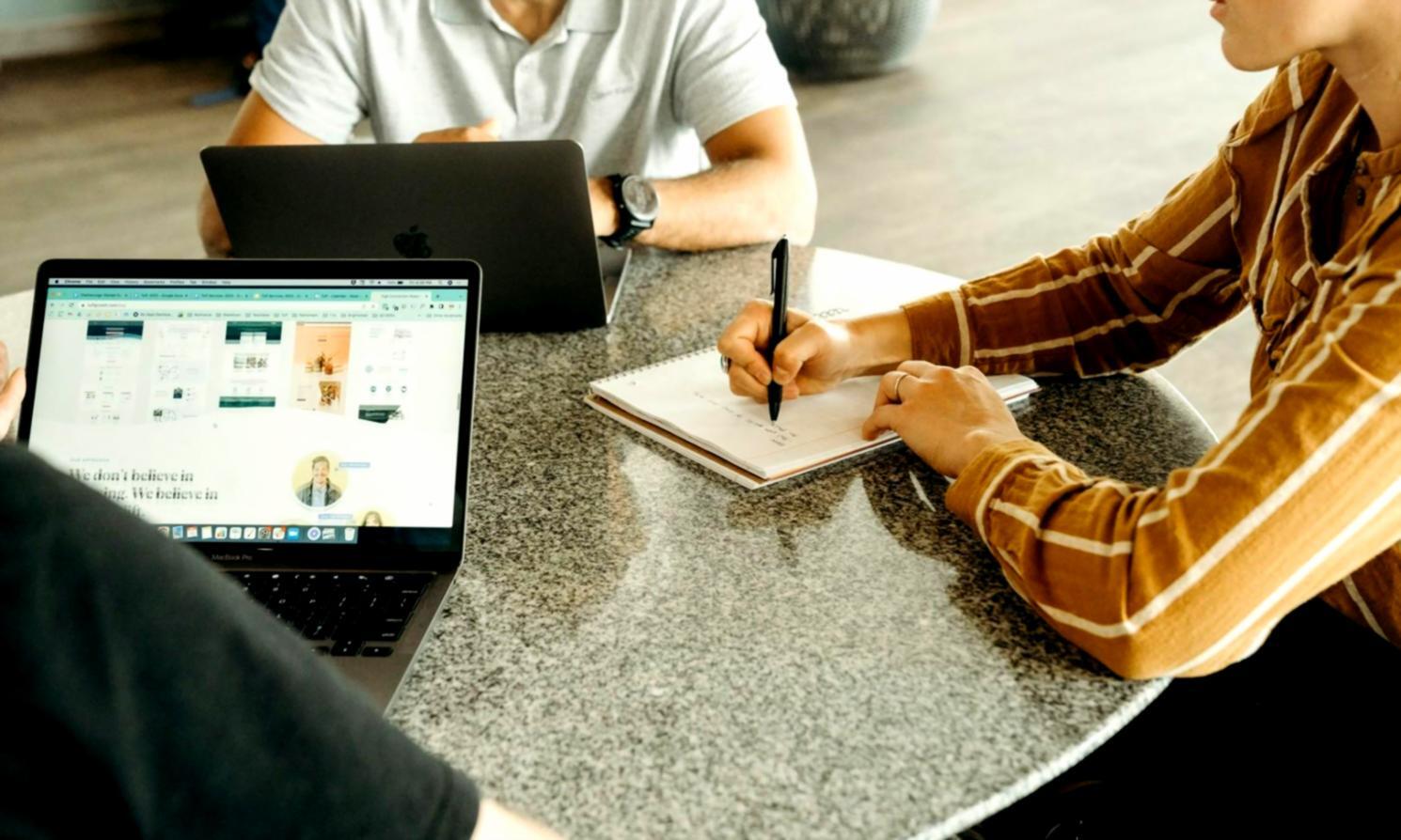 Equipo de xyloravex analizando datos financieros en oficina moderna